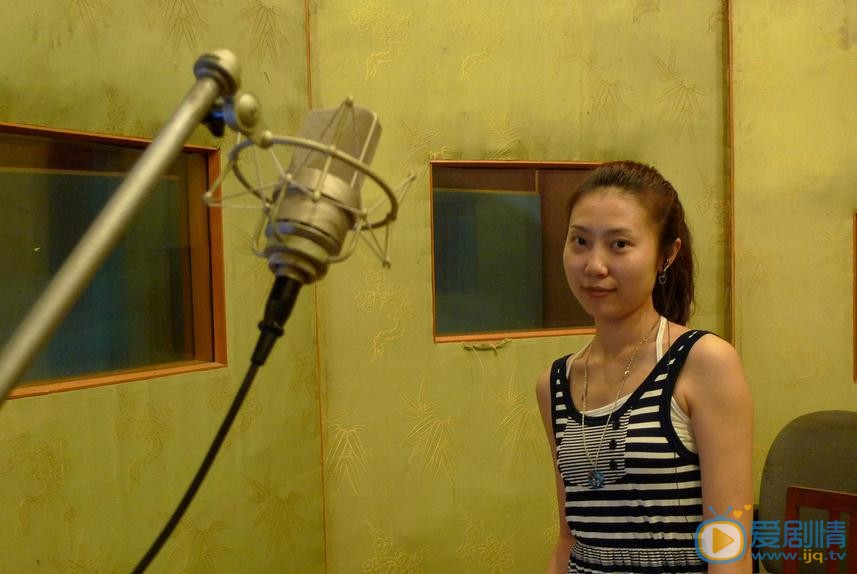 季冠霖個人資料簡介 季冠霖錄音棚工作照