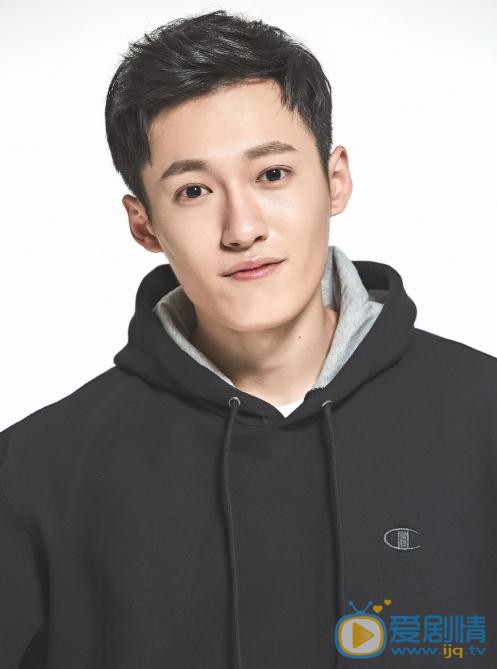 致我們單純的小美好李束是誰演的？李束扮演者張何昊臻個人資料、寫真及生活照欣賞