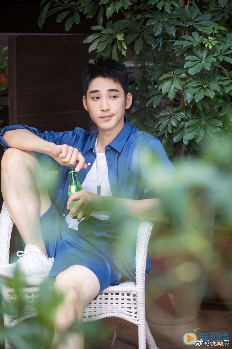 我站在橋上看風景羅智是誰演的？羅智扮演者龐瀚辰個人資料、寫真及生活照欣賞