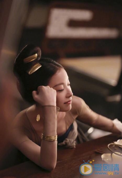 凰權曝最新劇照 倪妮女裝妝容精緻淡雅