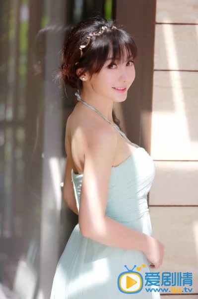 包貝爾婚禮伴娘柳岩穿性感抹胸裙 伴郎團欲扔其下水遭罵