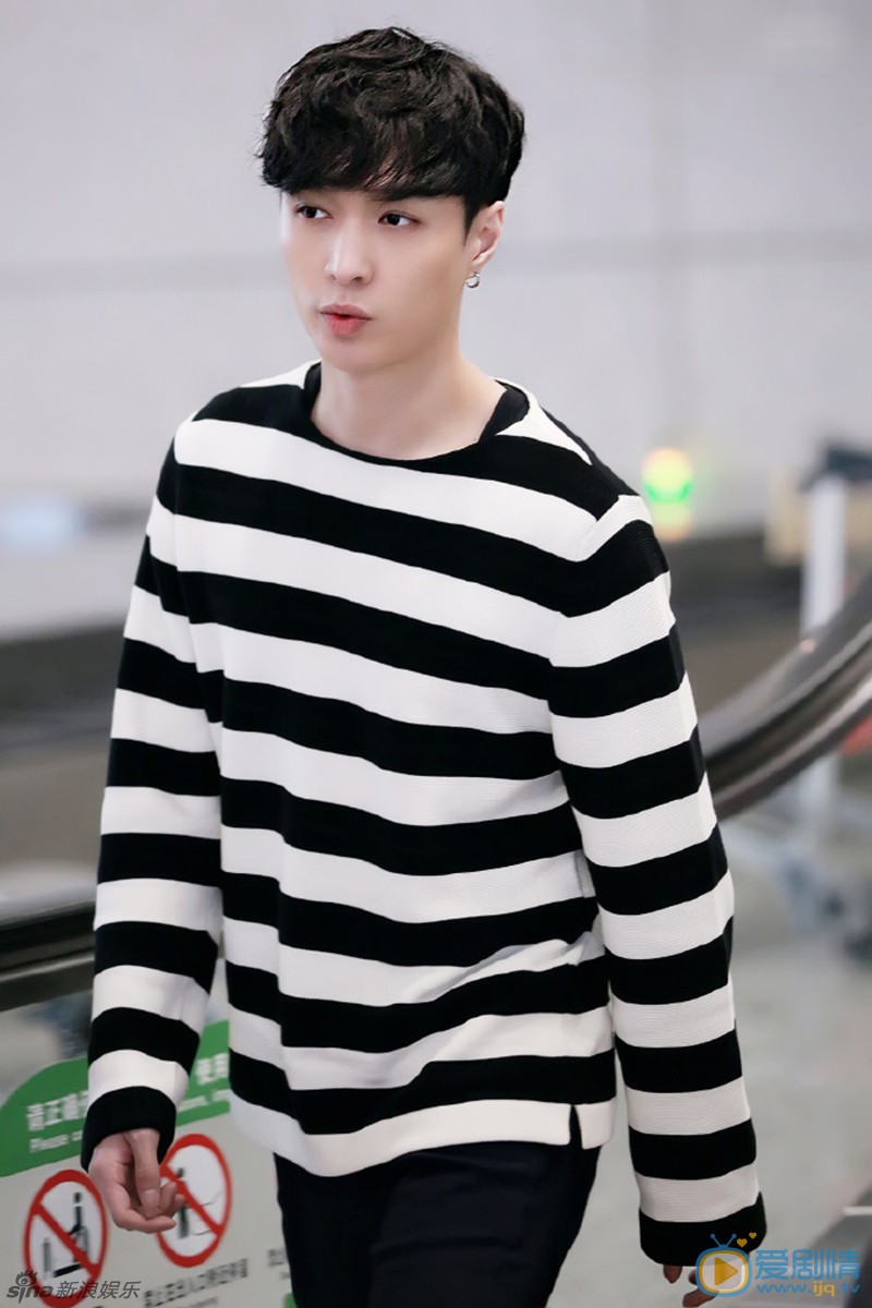 張藝興現身機場，條紋上衣大長腿，呆萌看玩偶