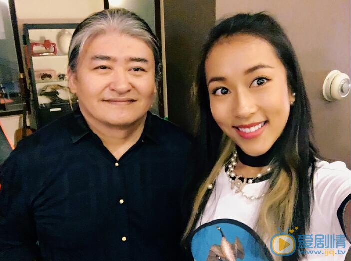 吉克雋逸與導師劉歡合照 吉克雋逸個人資料介紹