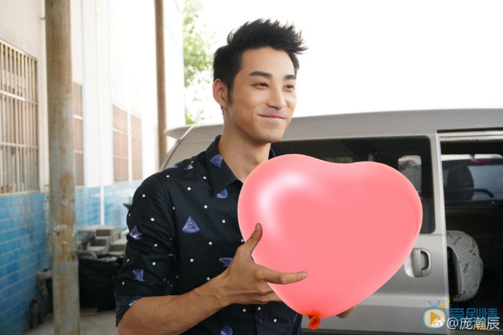 我站在橋上看風景羅智是誰演的？羅智扮演者龐瀚辰個人資料、寫真及生活照欣賞