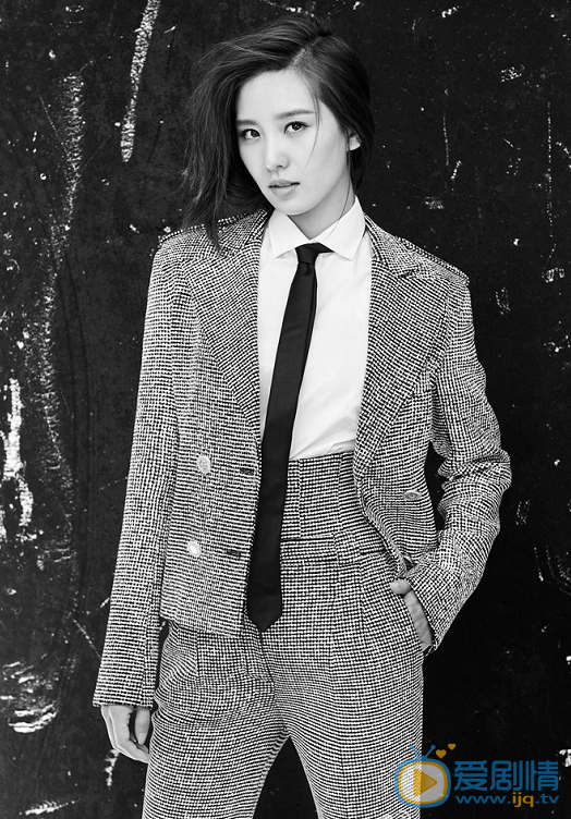 劉詩詩上演西裝殺 邪魅眼神盡顯撩妹feel