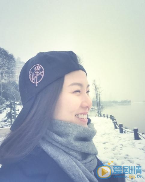 花兒與遠方二曼是誰演的?花兒與遠方二曼扮演者黃薇個人資料、寫真及生活照欣賞