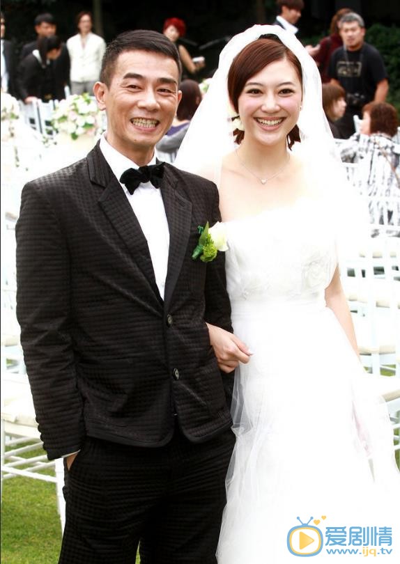 陳小春個人資料簡介 陳小春和應采兒結婚照