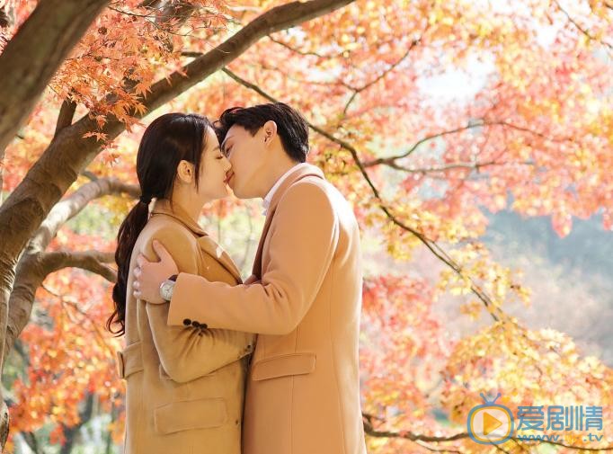 一千零一夜首曝劇照 迪麗熱巴鄧倫楓葉下甜蜜相擁